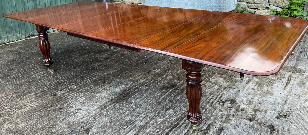 A Good Early 19th century extending dining Table in Mahogany View XVIII