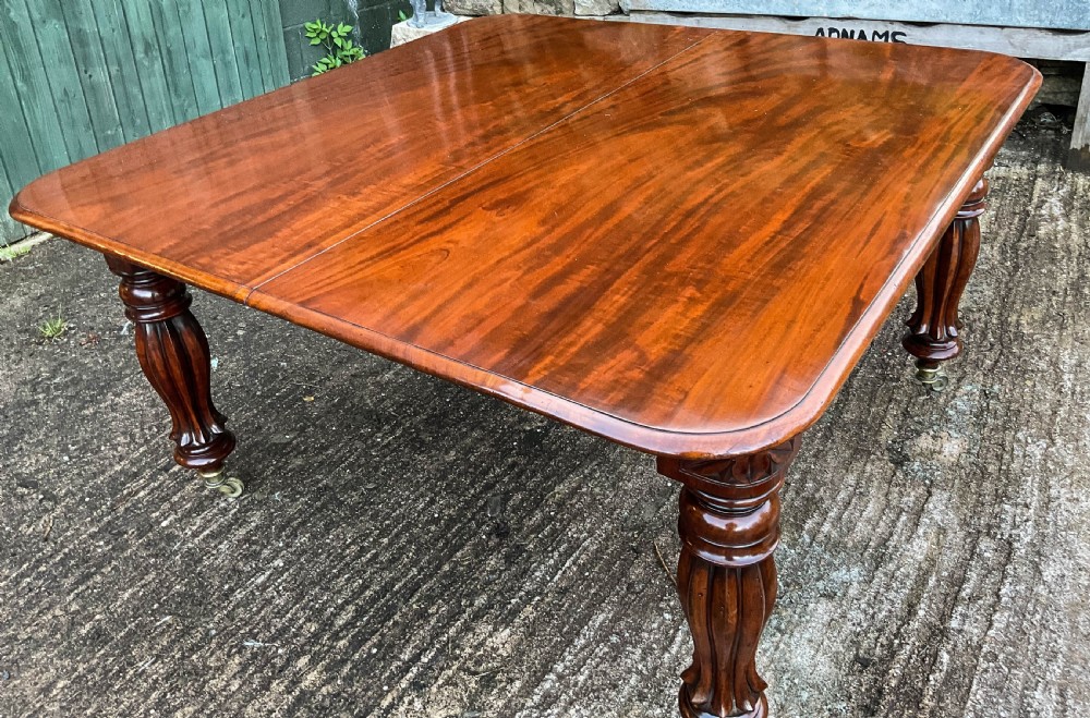 A Good Early 19th century extending dining Table in Mahogany View XIX