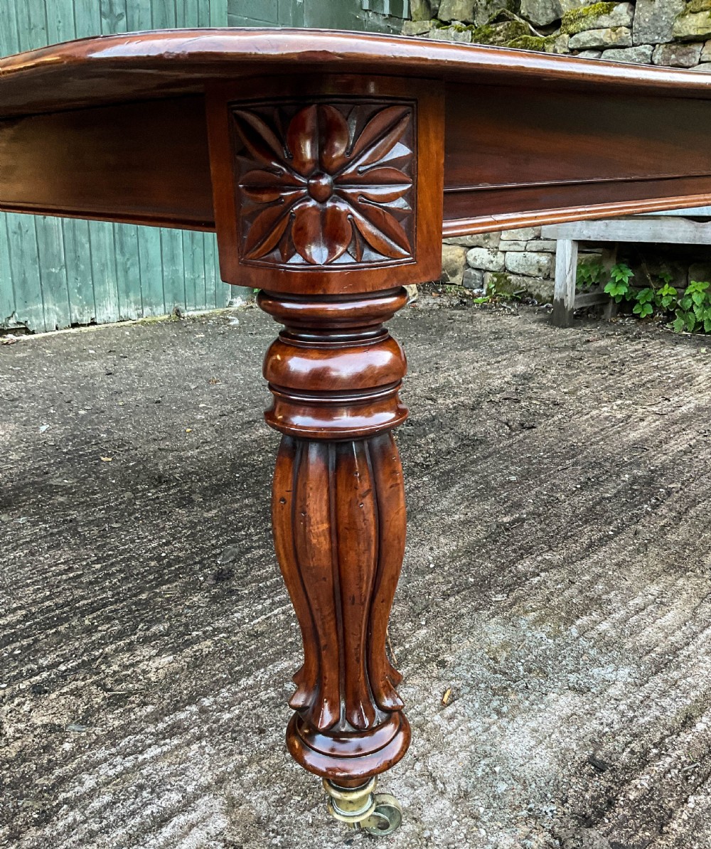 A Good Early 19th century extending dining Table in Mahogany View XX