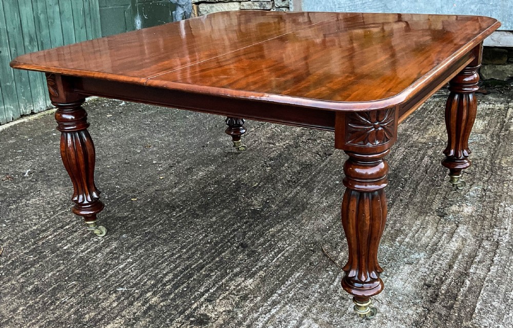 A Good Early 19th century extending dining Table in Mahogany View XXI