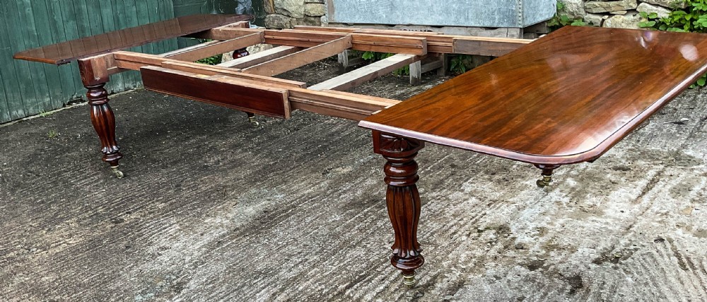 A Good Early 19th century extending dining Table in Mahogany View XXV