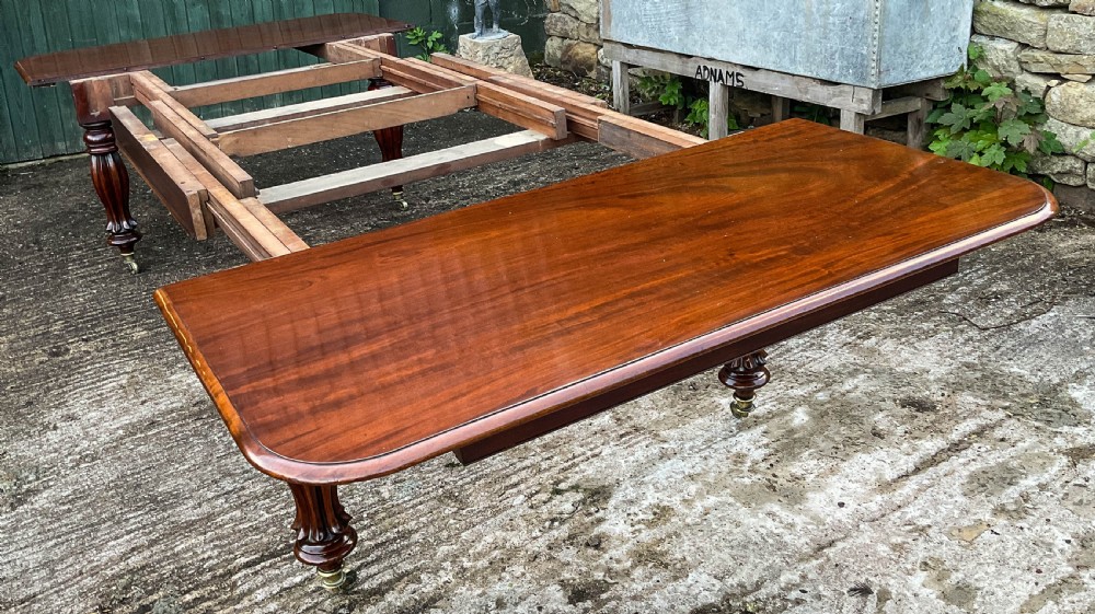 A Good Early 19th century extending dining Table in Mahogany View XXVI