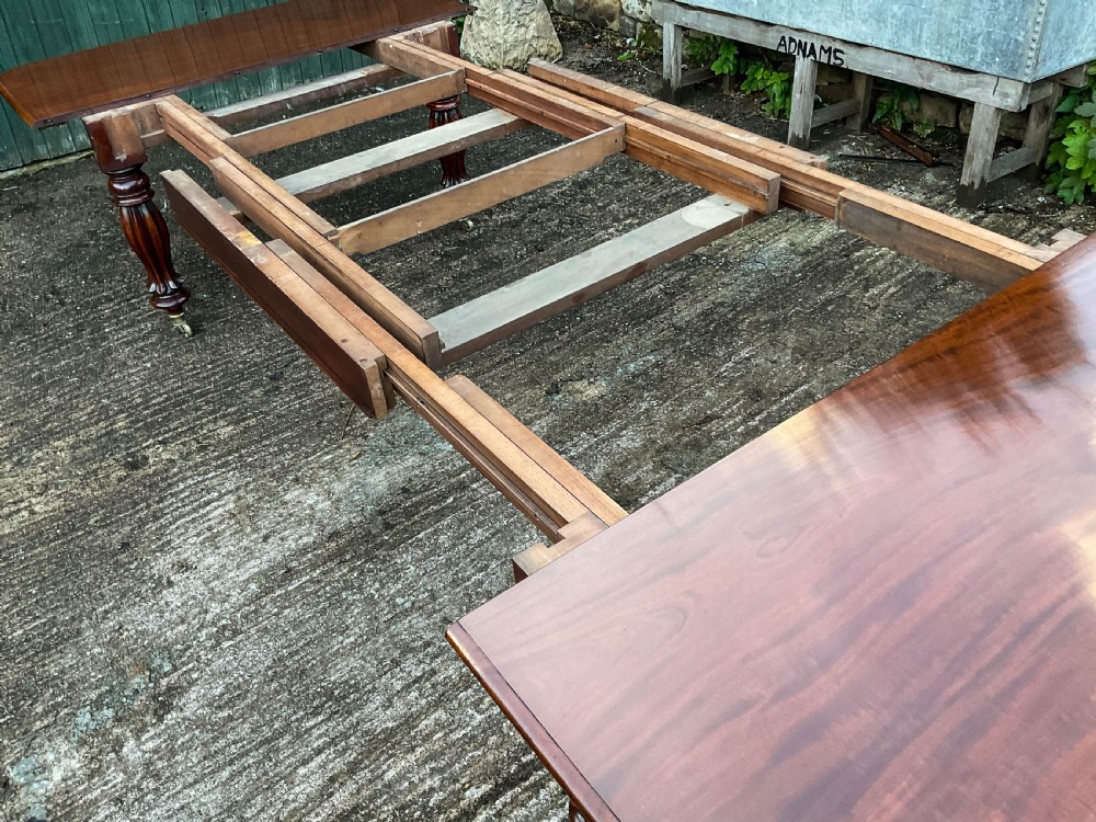 A Good Early 19th century extending dining Table in Mahogany View XXVII