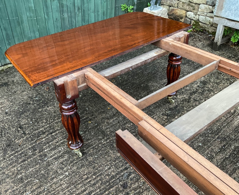 A Good Early 19th century extending dining Table in Mahogany View XXVIII
