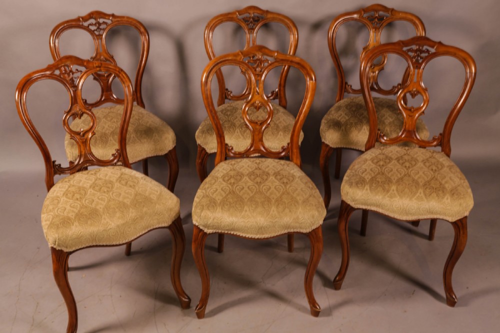 A Set of 6 Victorian Dining Chairs in Walnut