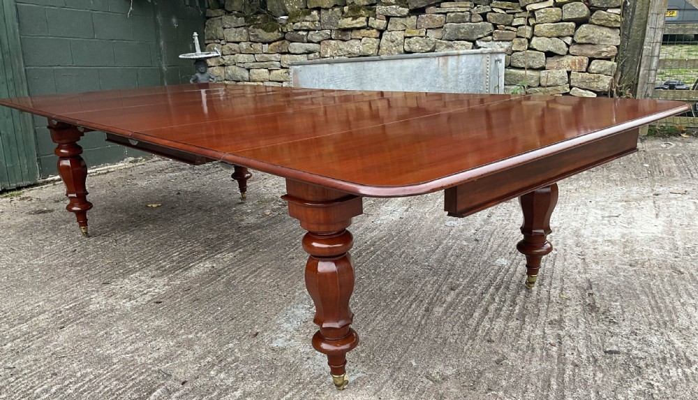 A Fine early Victorian Extending Dining Table Mahogany seat 12/14