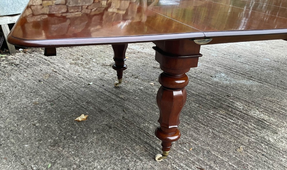 A Fine early Victorian Extending Dining Table Mahogany seat 12/14 View III