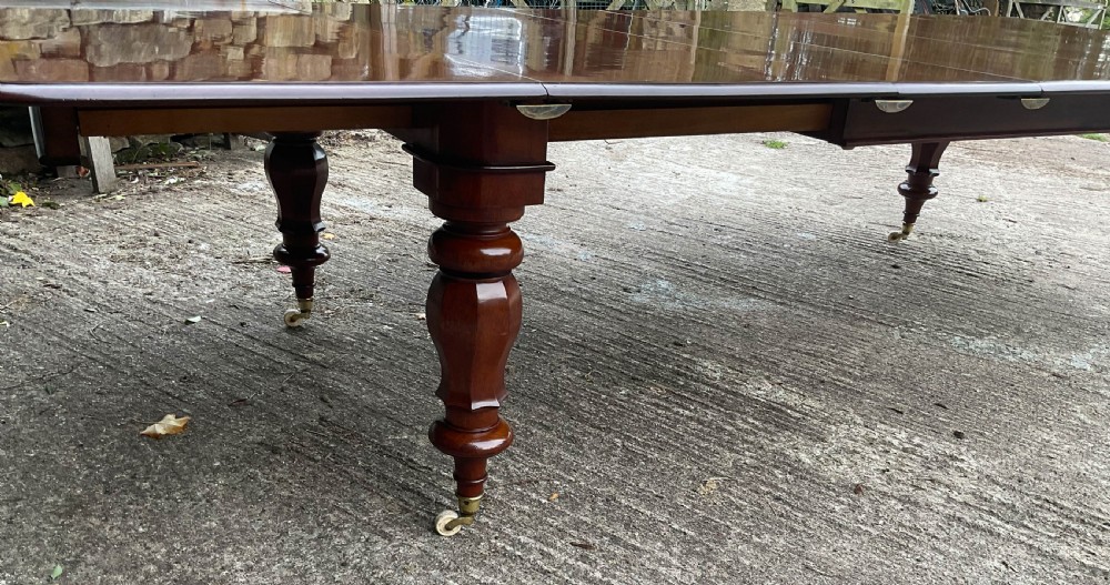 A Fine early Victorian Extending Dining Table Mahogany seat 12/14 View IV