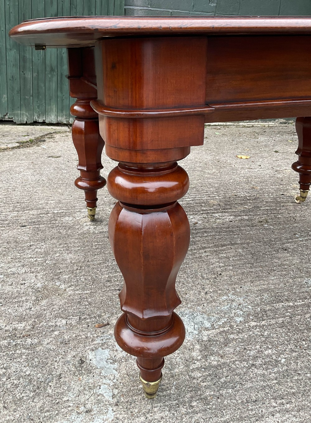 A Fine early Victorian Extending Dining Table Mahogany seat 12/14 View V