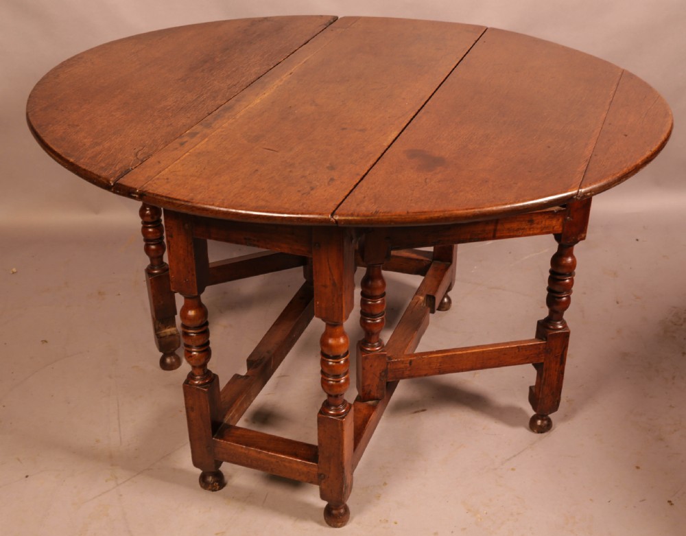 A Good 17th century Gate leg Dining Table in Oak and Walnut