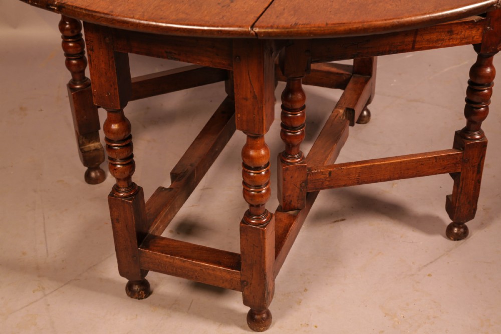 A Good 17th century Gate leg Dining Table in Oak and Walnut View II