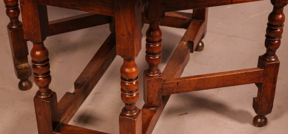 A Good 17th century Gate leg Dining Table in Oak and Walnut View III
