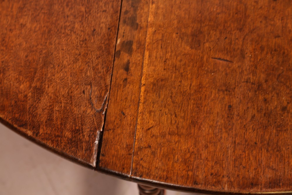 A Good 17th century Gate leg Dining Table in Oak and Walnut View IV