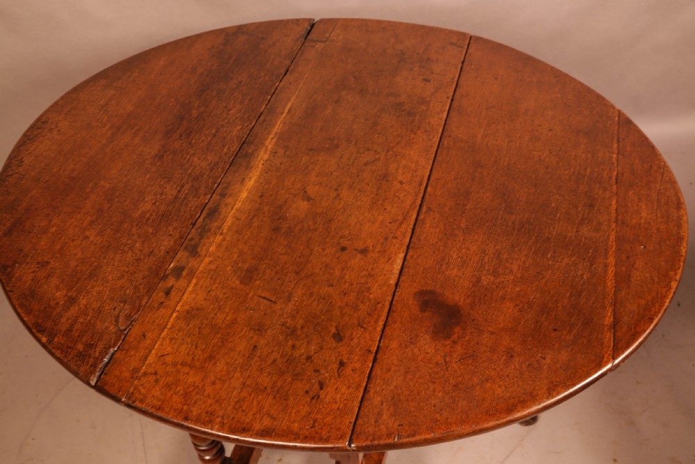 A Good 17th century Gate leg Dining Table in Oak and Walnut View V