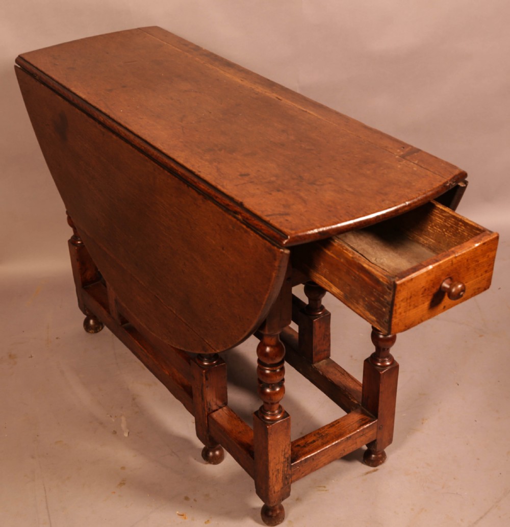 A Good 17th century Gate leg Dining Table in Oak and Walnut View VII