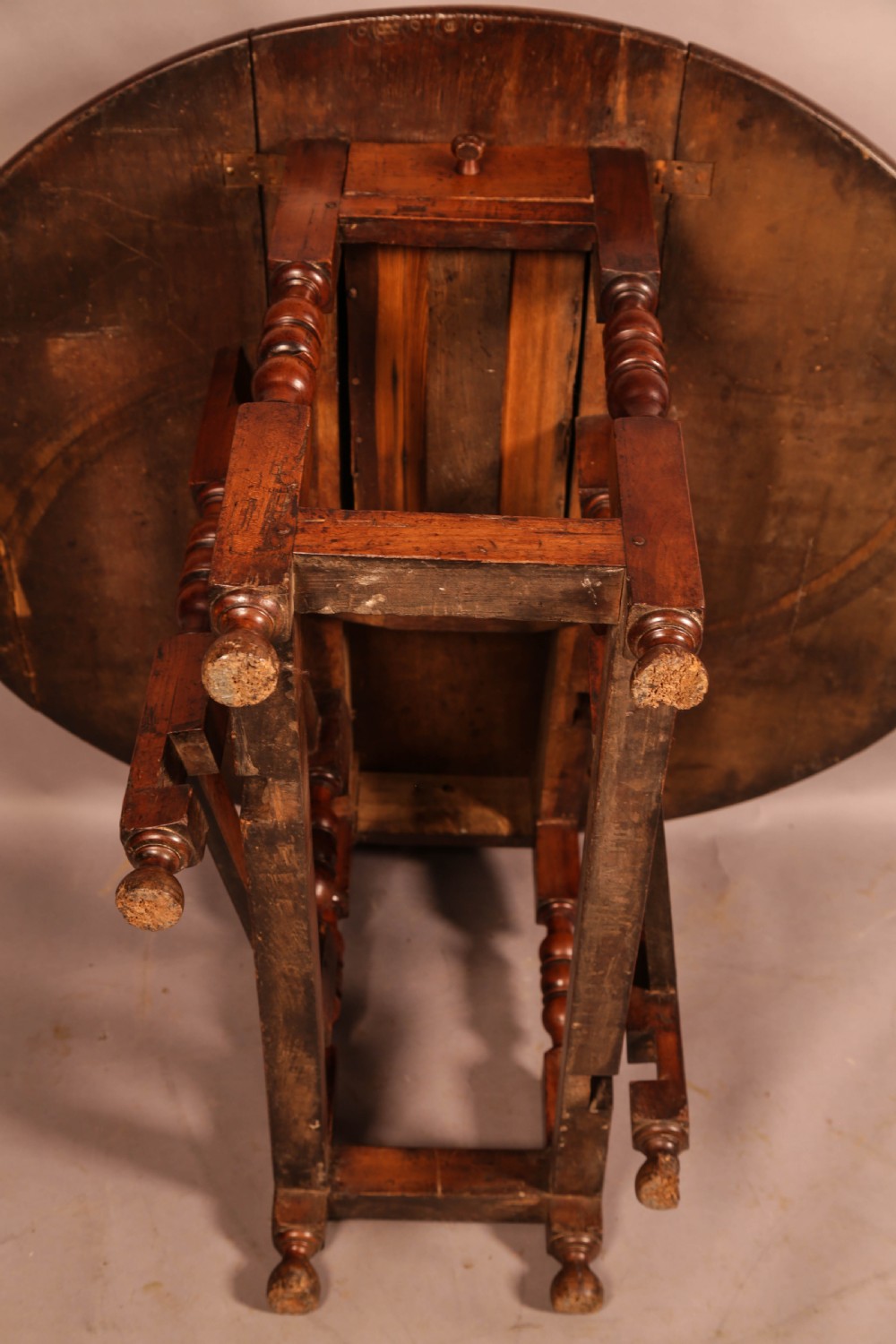 A Good 17th century Gate leg Dining Table in Oak and Walnut View VIII