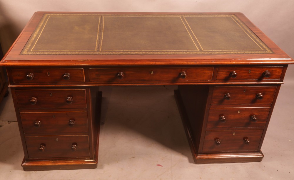 A Good Quality Victorian Pedestal Desk in Mahogany