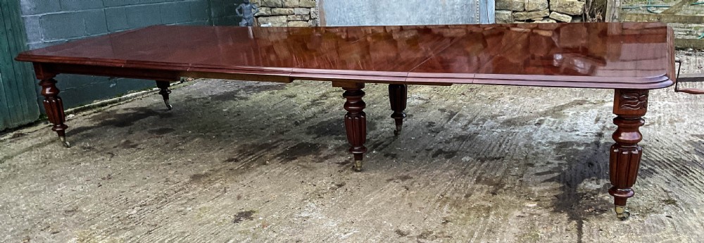 A Superb Early Victorian Wind Out Extending Dining Table Mahogany View III