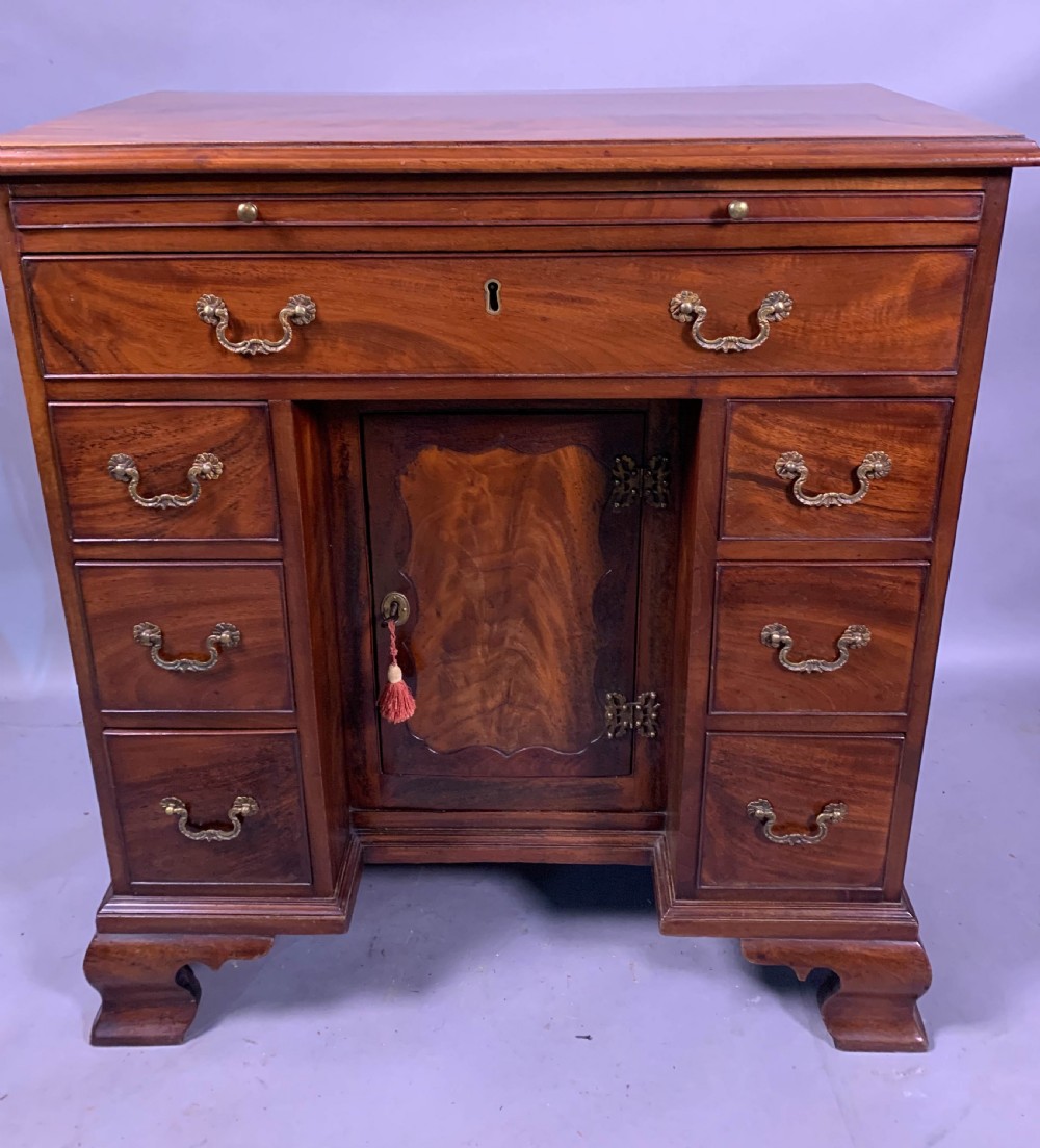 A Good 18th century Kneehole desk in Mahogany View II
