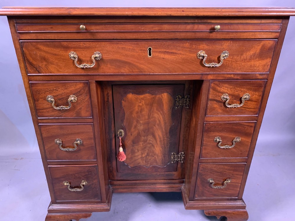 A Good 18th century Kneehole desk in Mahogany View IV