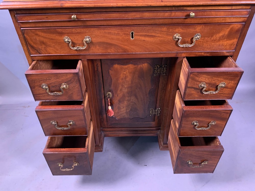A Good 18th century Kneehole desk in Mahogany View IX