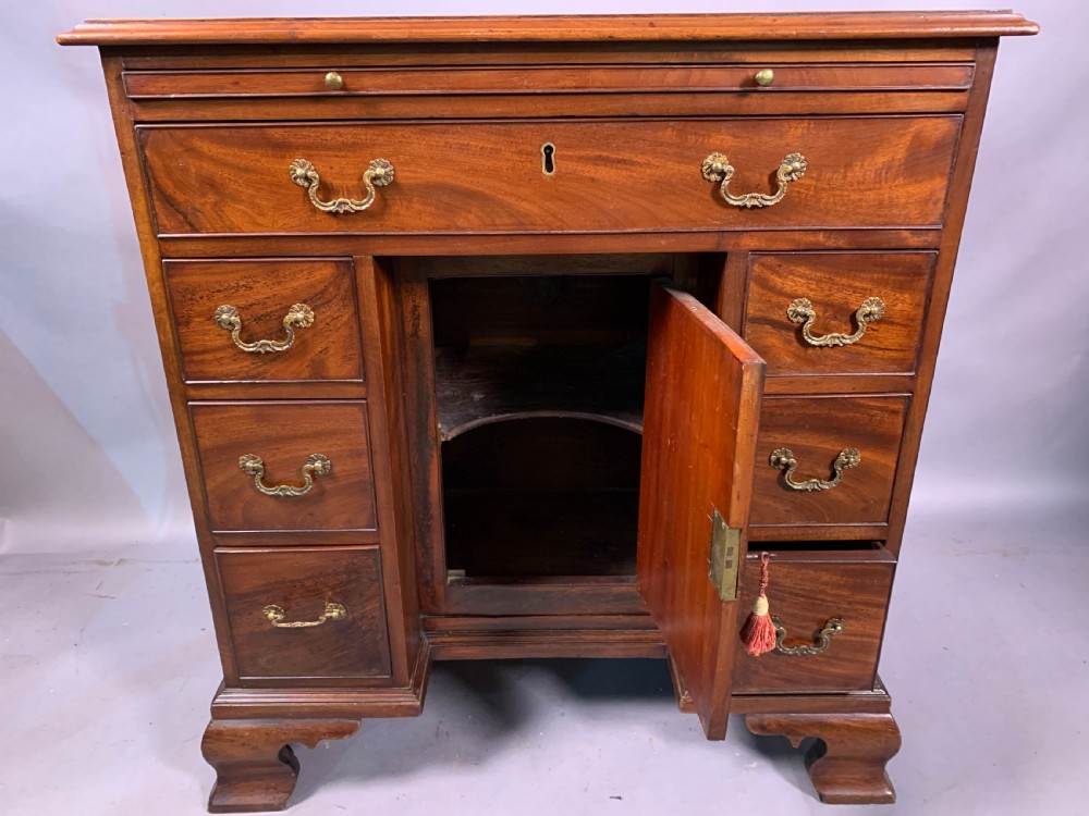 A Good 18th century Kneehole desk in Mahogany View X