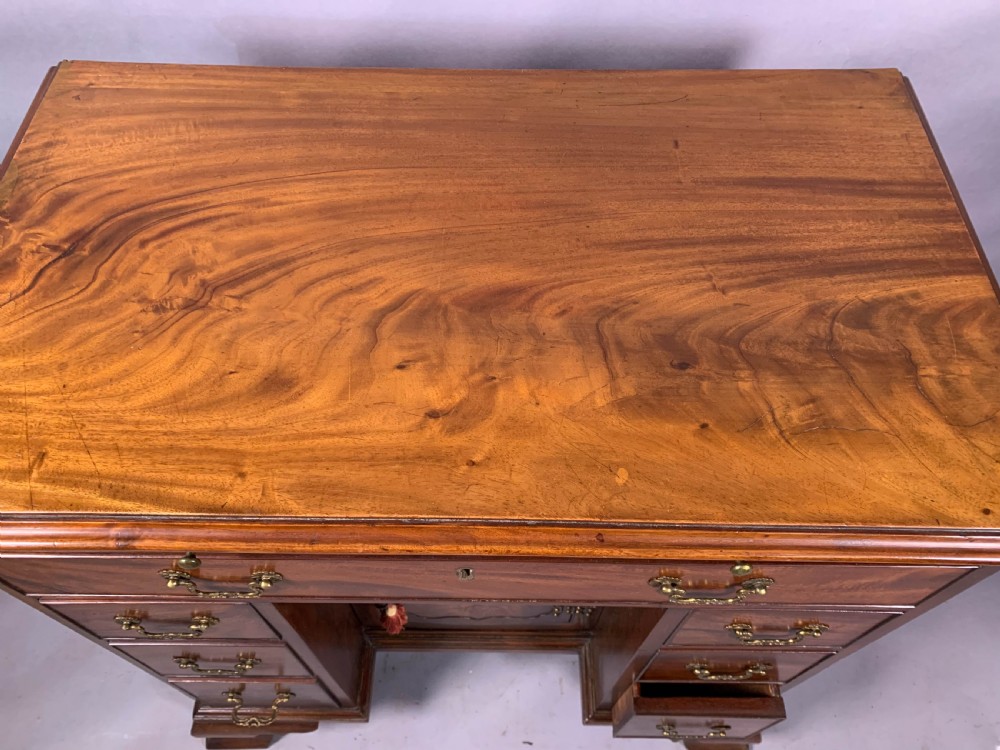 A Good 18th century Kneehole desk in Mahogany View XI
