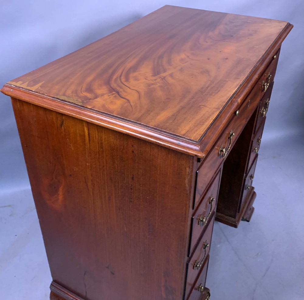 A Good 18th century Kneehole desk in Mahogany View XIV