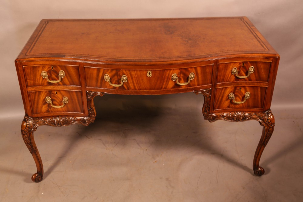 A Quality 20th century Kneehole desk