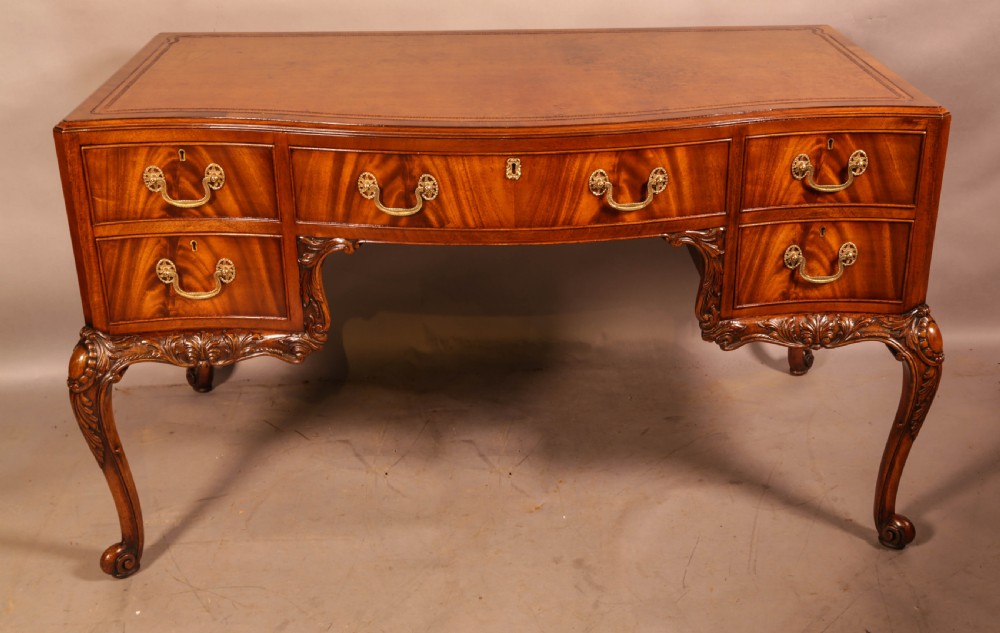 A Quality 20th century Kneehole desk View II