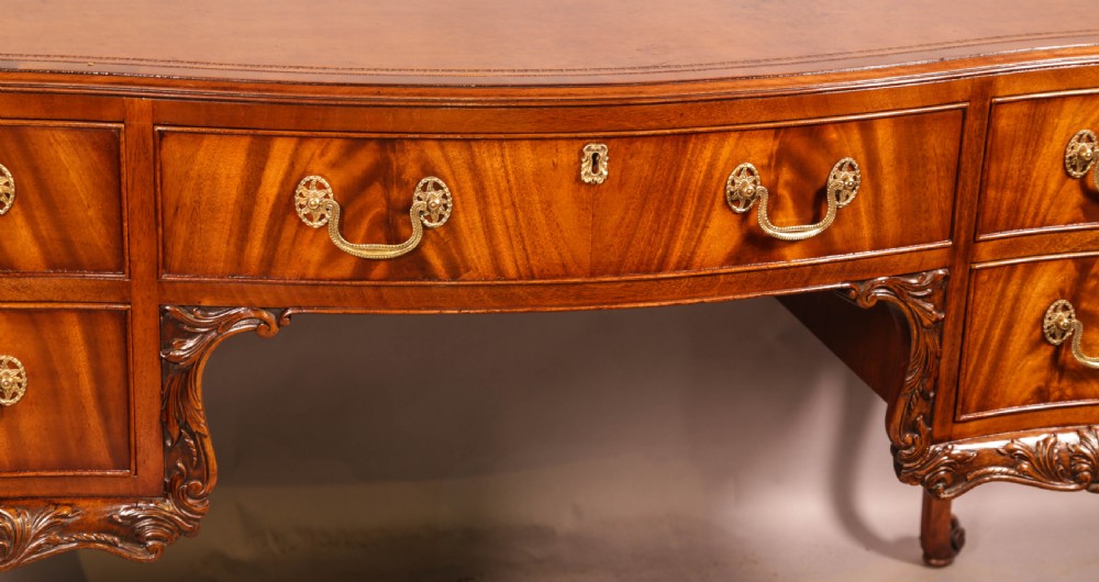 A Quality 20th century Kneehole desk View V