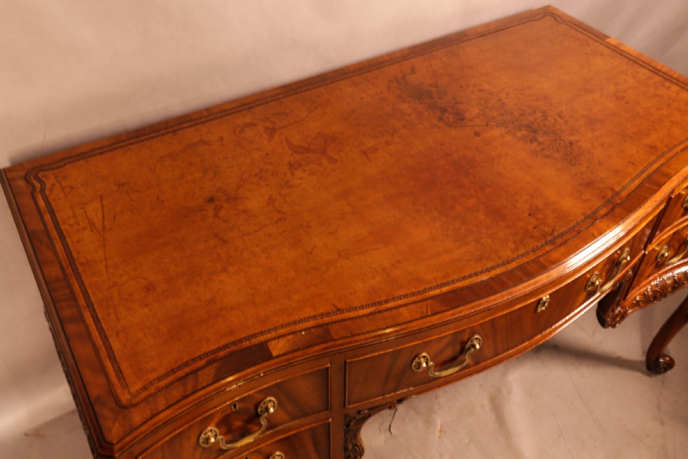 A Quality 20th century Kneehole desk View VIII