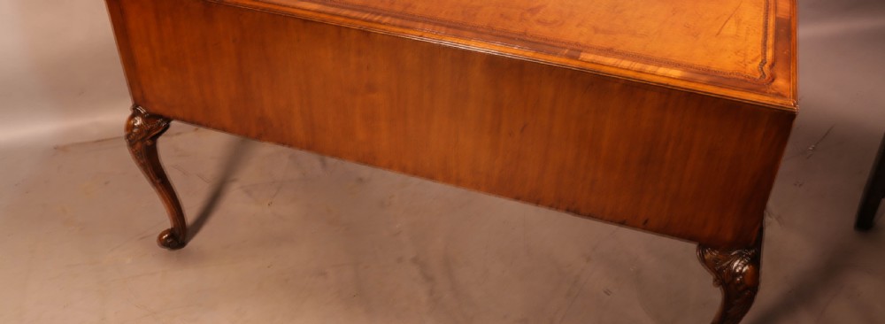 A Quality 20th century Kneehole desk View XIII