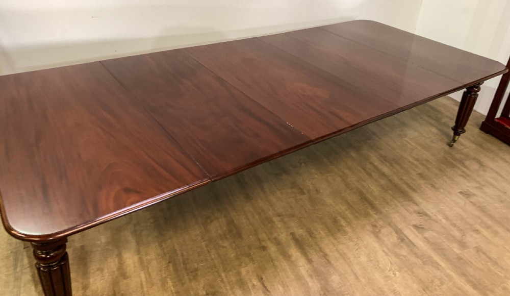 A Superb Georgian Extending Dining Table in Mahogany seats 12 View IX