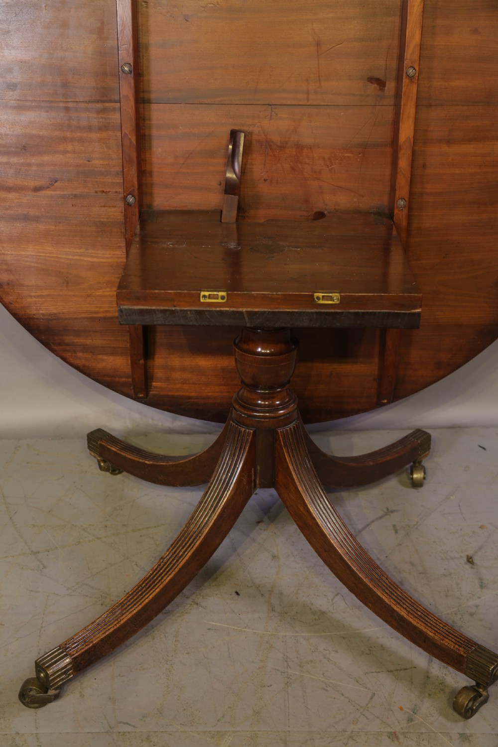 A Rare Georgian Circular Top Dining Table in Mahogany View VII