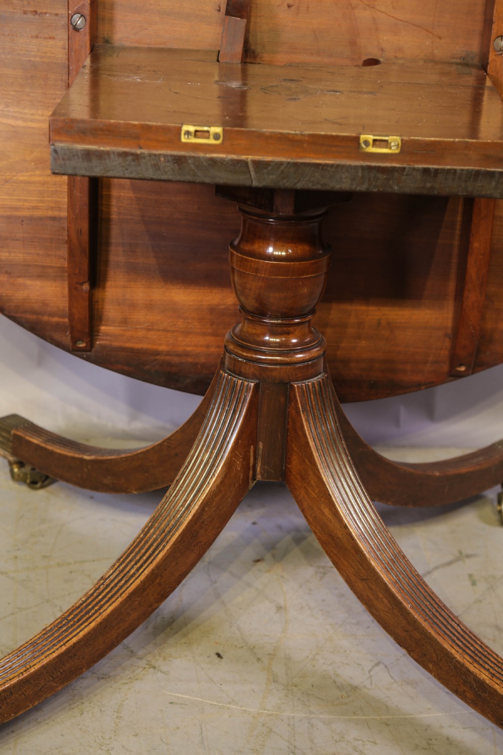 A Rare Georgian Circular Top Dining Table in Mahogany View XI
