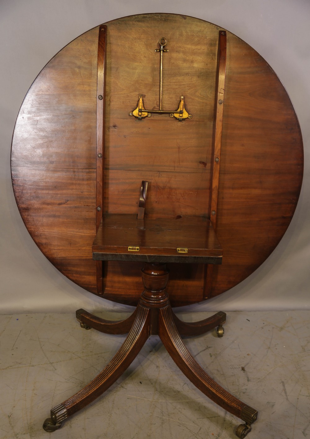 A Rare Georgian Circular Top Dining Table in Mahogany View XIII
