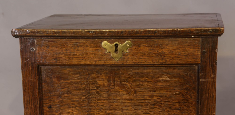 An Attractive early 18th c Close stool in Oak View VI