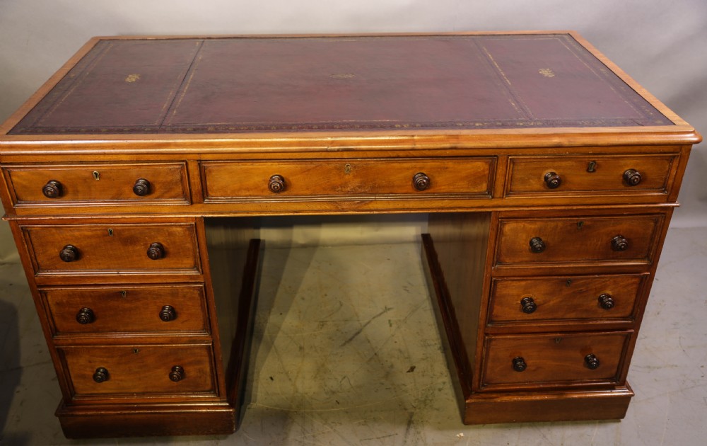 A Good Quality KneeHole Pedestal Desk in Mahogany
