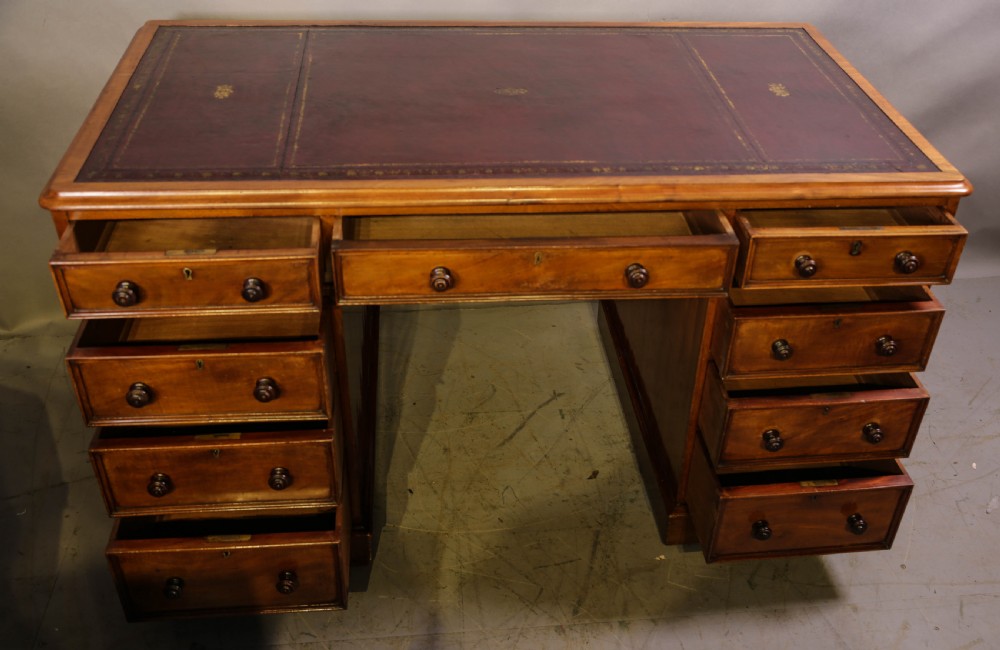 A Good Quality KneeHole Pedestal Desk in Mahogany View VII