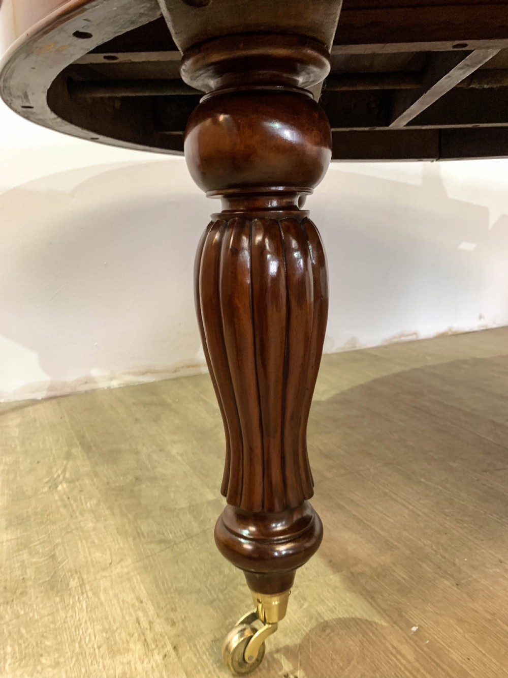 A Superb Victorian Extending Dining Table Mahogany seats 10/12 View XIV