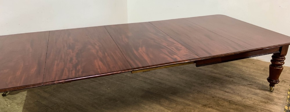 A superb Early Victorian Mahogany Extending dining Table with 3 leaves seat 14 View II