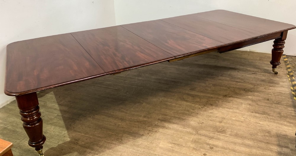 A superb Early Victorian Mahogany Extending dining Table with 3 leaves seat 14 View XI