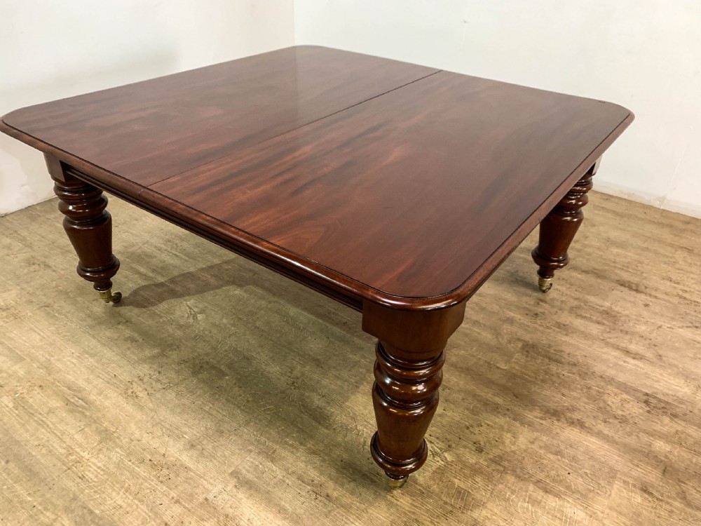 A superb Early Victorian Mahogany Extending dining Table with 3 leaves seat 14 View XIII