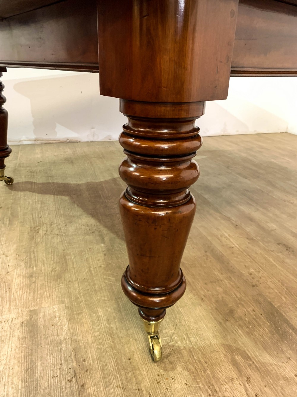 A superb Early Victorian Mahogany Extending dining Table with 3 leaves seat 14 View XVII