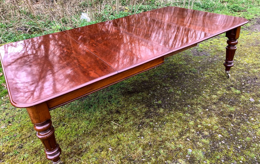 A Good Victorian 2 leaf extening dining table in Mahogany