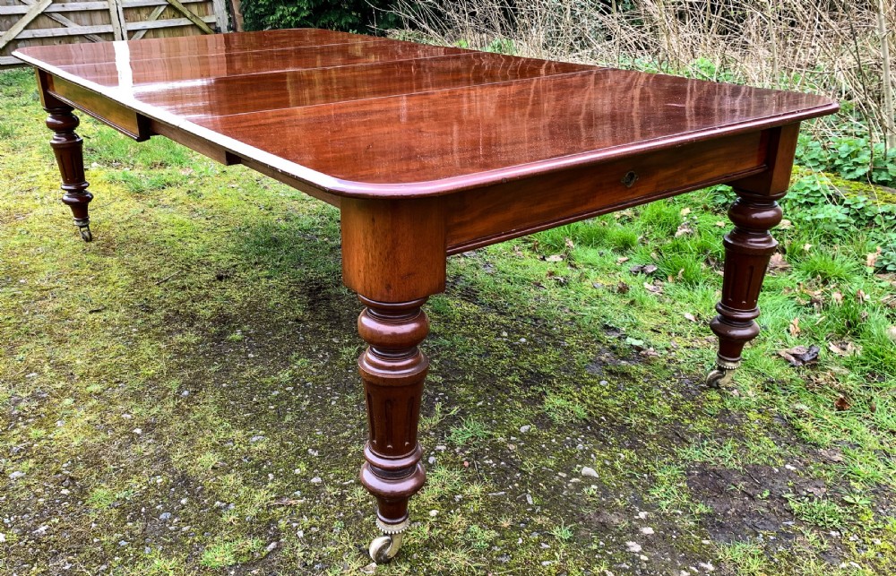 A Good Victorian 2 leaf extening dining table in Mahogany View III