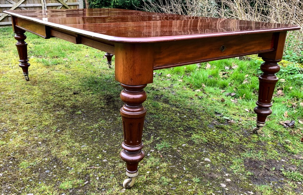 A Good Victorian 2 leaf extening dining table in Mahogany View IV