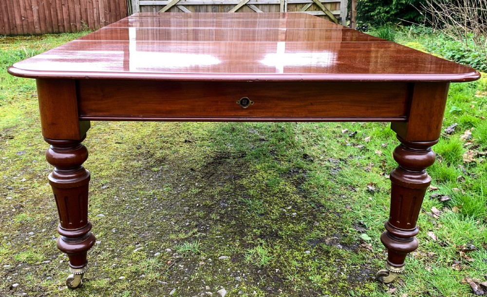 A Good Victorian 2 leaf extening dining table in Mahogany View V