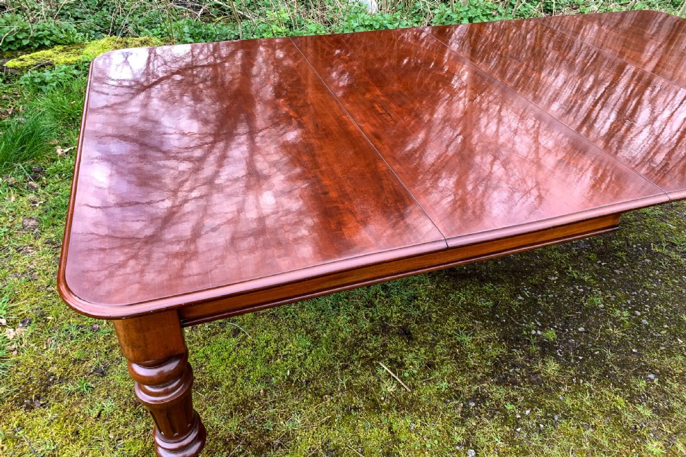 A Good Victorian 2 leaf extening dining table in Mahogany View VI